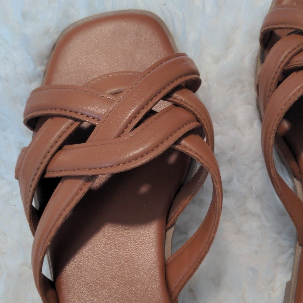 🌞 Old Navy Tan and Black Women's Sandals - Picture 7 of 7